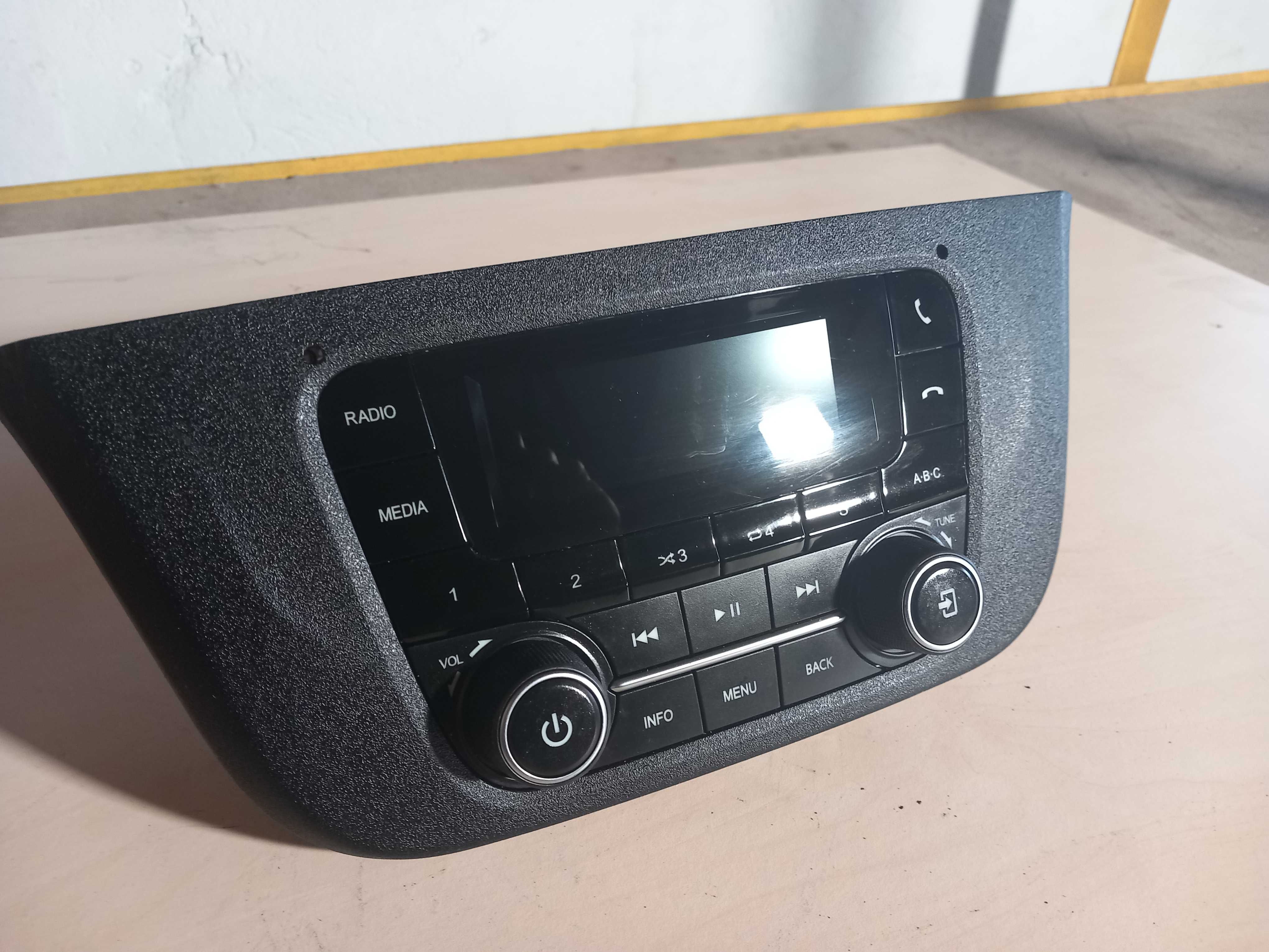 Radio Iveco Bluetooth 16r.->