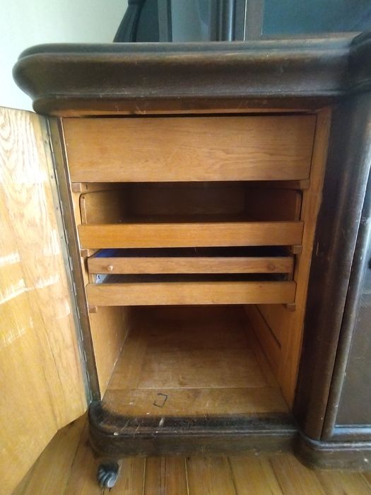 Zabytkowy kredens z kryształowymi szybkami