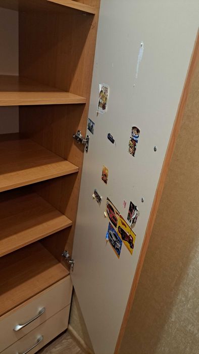 Шафа у вітальню або прихожу