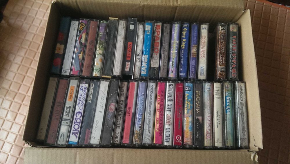 Лот аудио кассет  ящичек- цена за все 350гр.