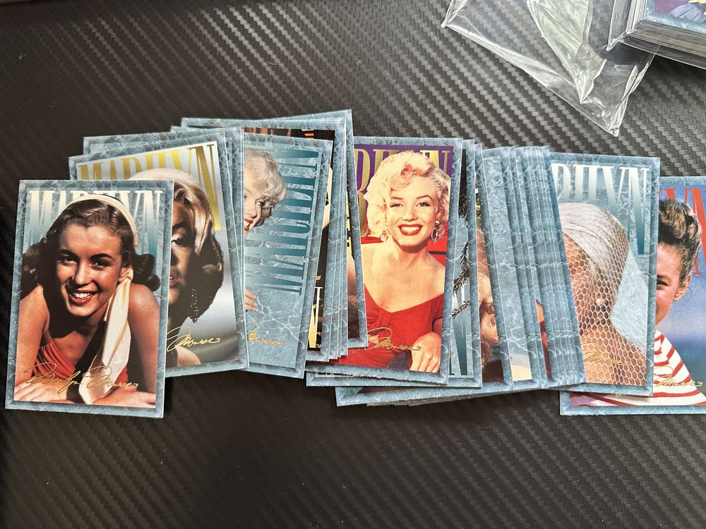 Dezenas de cromos e cartas de diversas coleções