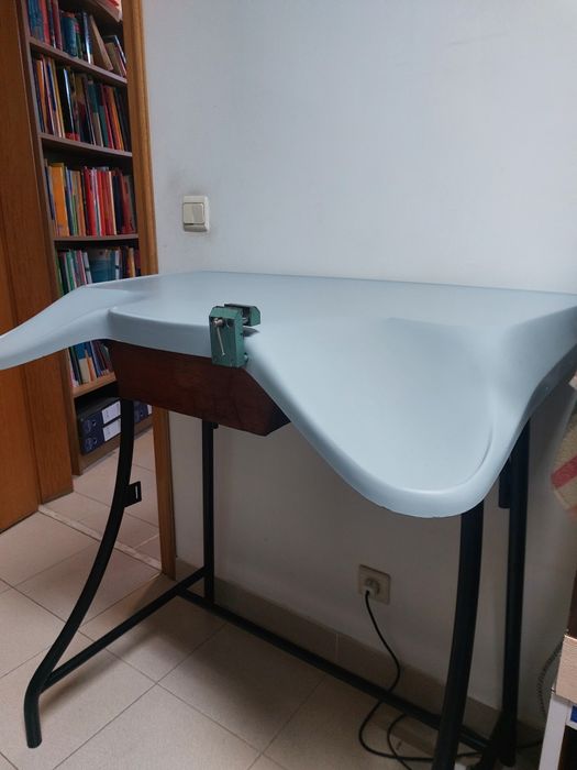 Secretária antiga de relogoeiro
