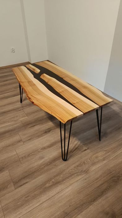 Stolik kawowy z litego drewna i żywicy