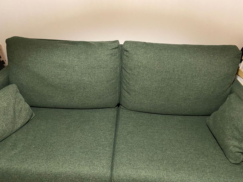 Sofá verde em tecido muito resistente