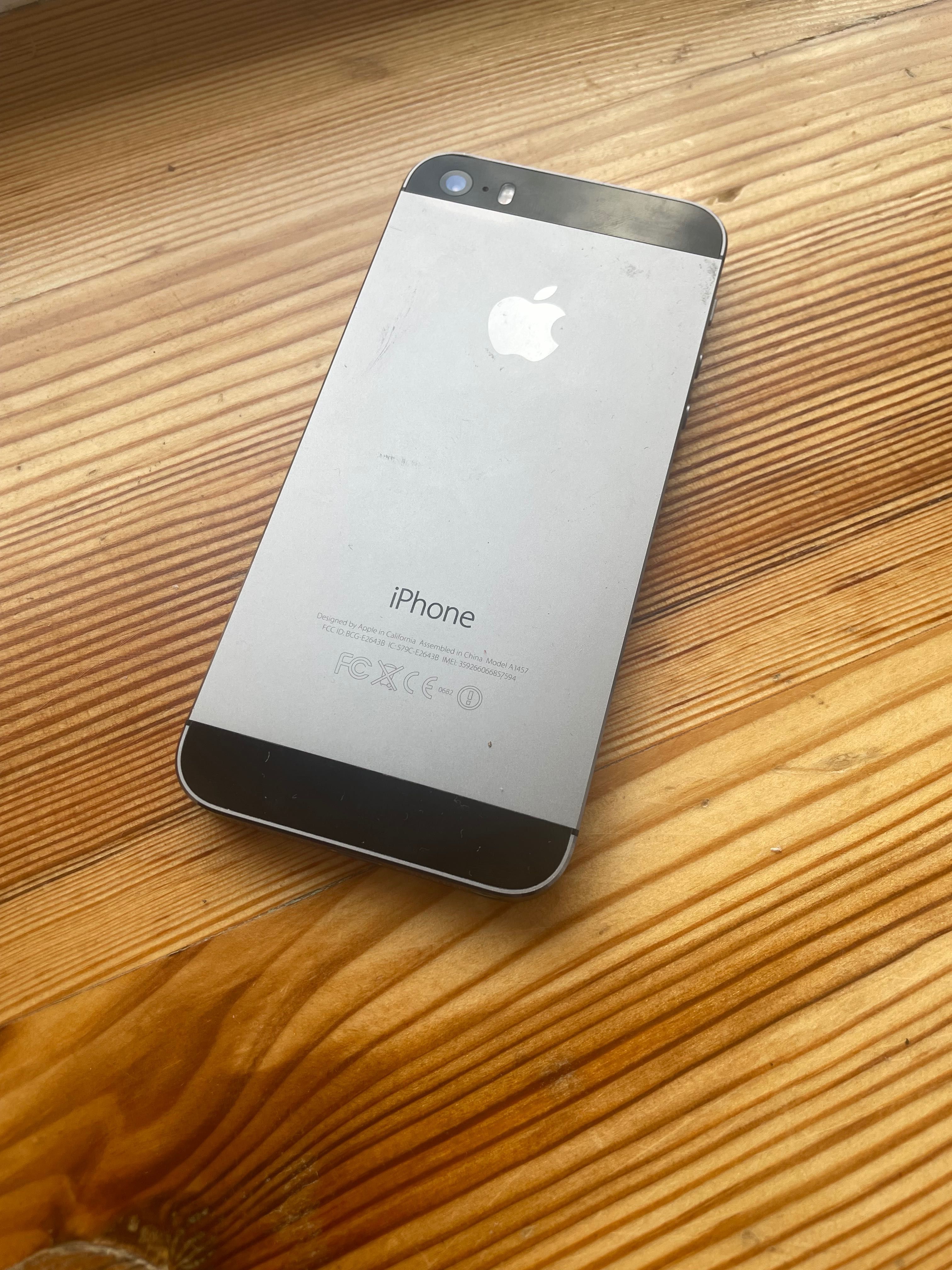 Айфон 5s полностью рабочий 16гигов