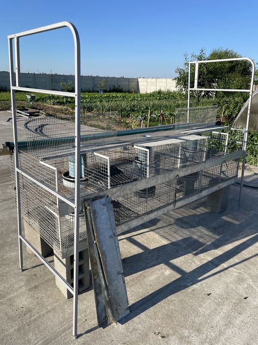 Клетка б/у для кроликов професиональная.