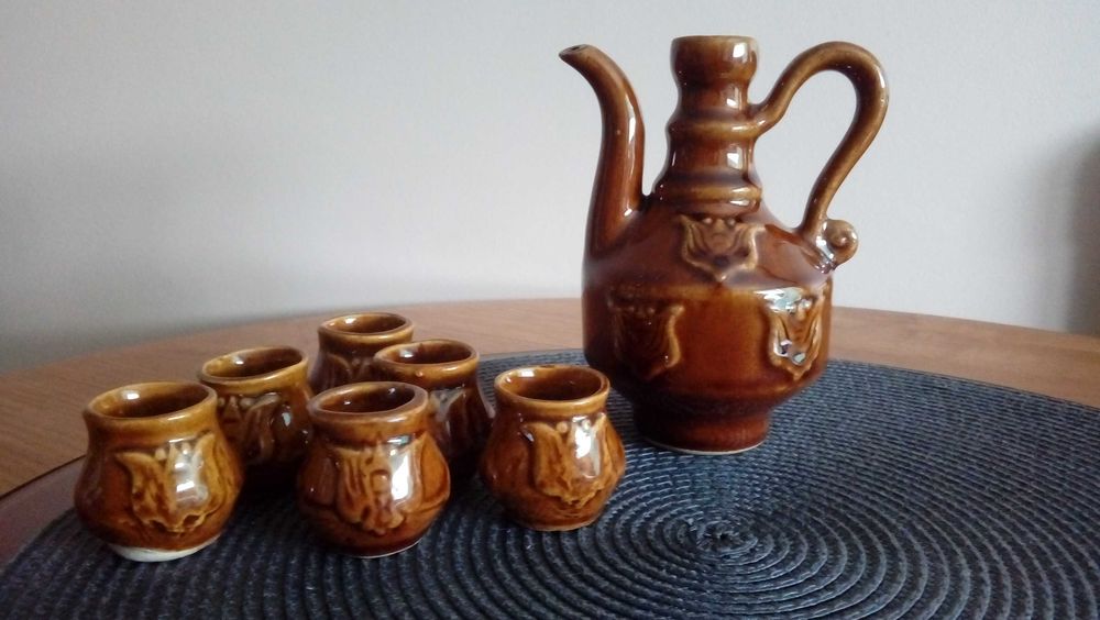 Gliniany dzbanek wraz z czarkami