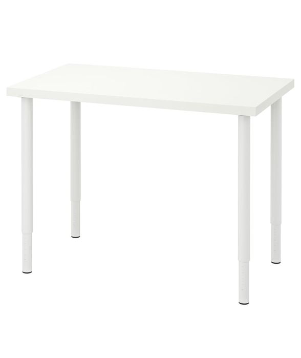 Mesa branca com pés reguláveis em altura