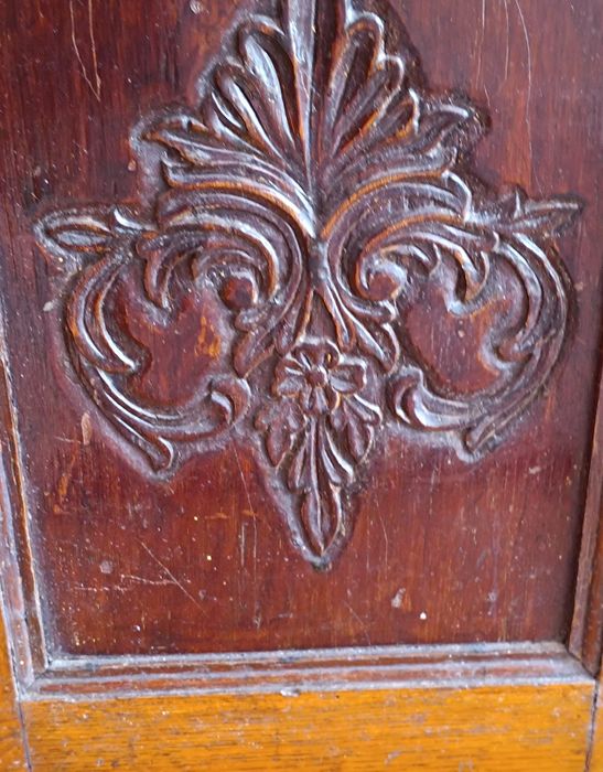 Старинный шкаф дерево