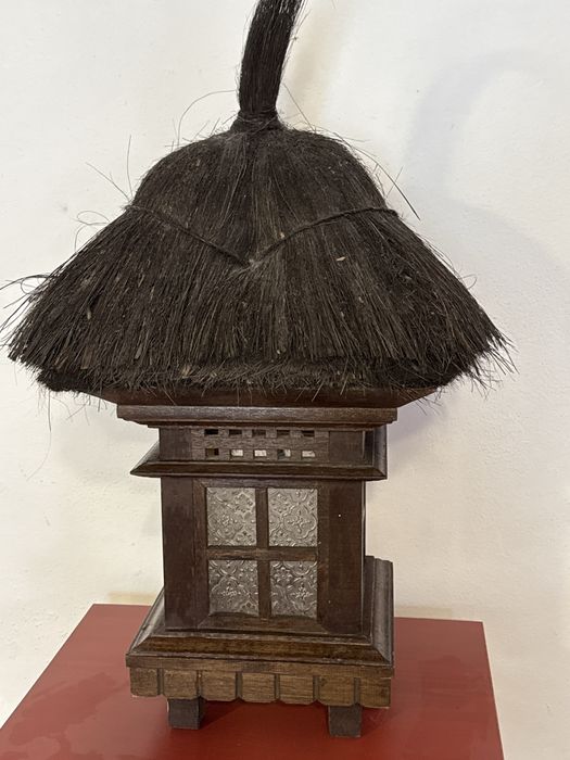 Antiga luminária em madeira nobre e crina matural
