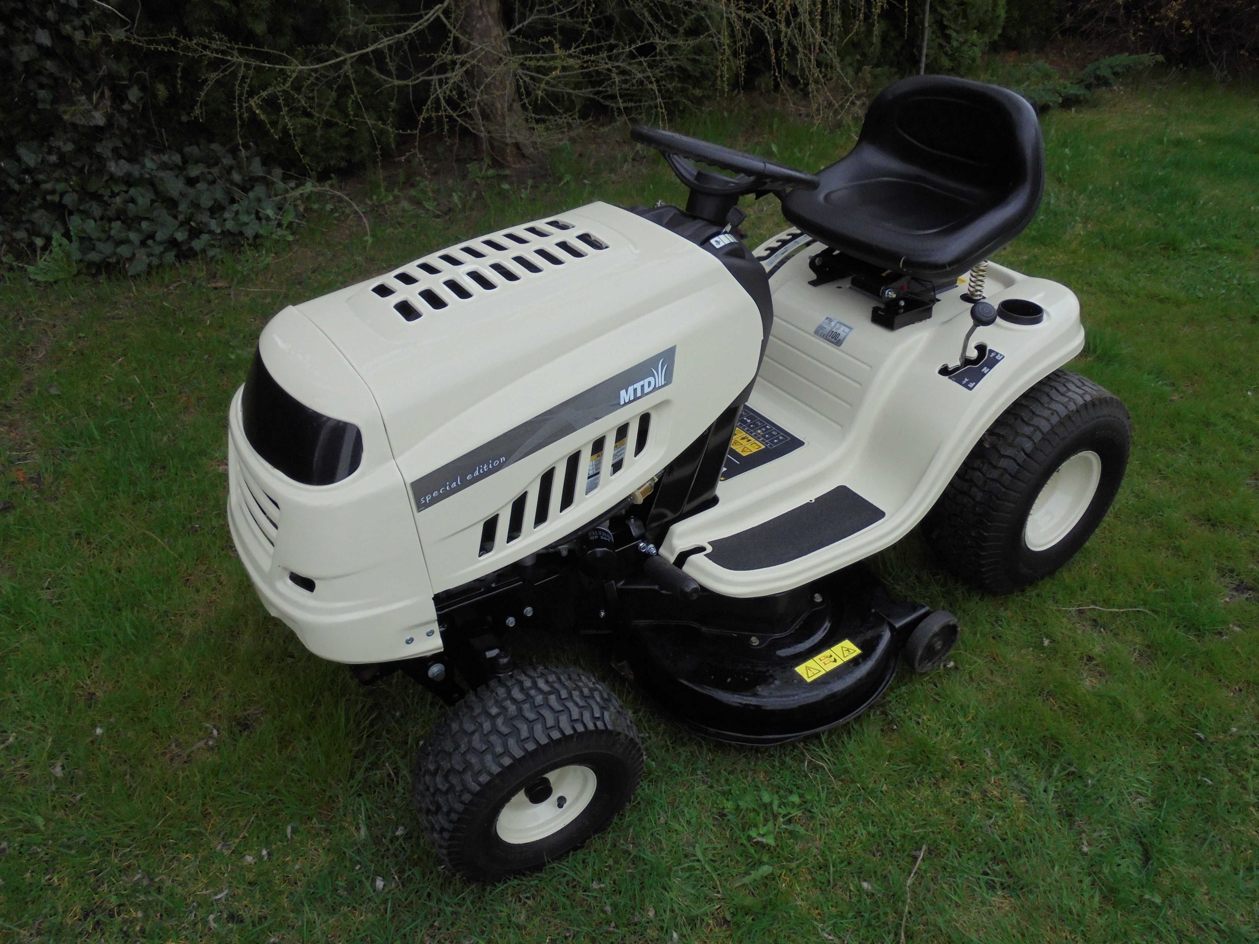 Traktor MTD  DL96T / Pompa oleju / 13,5KM / 96cm koszenia /
