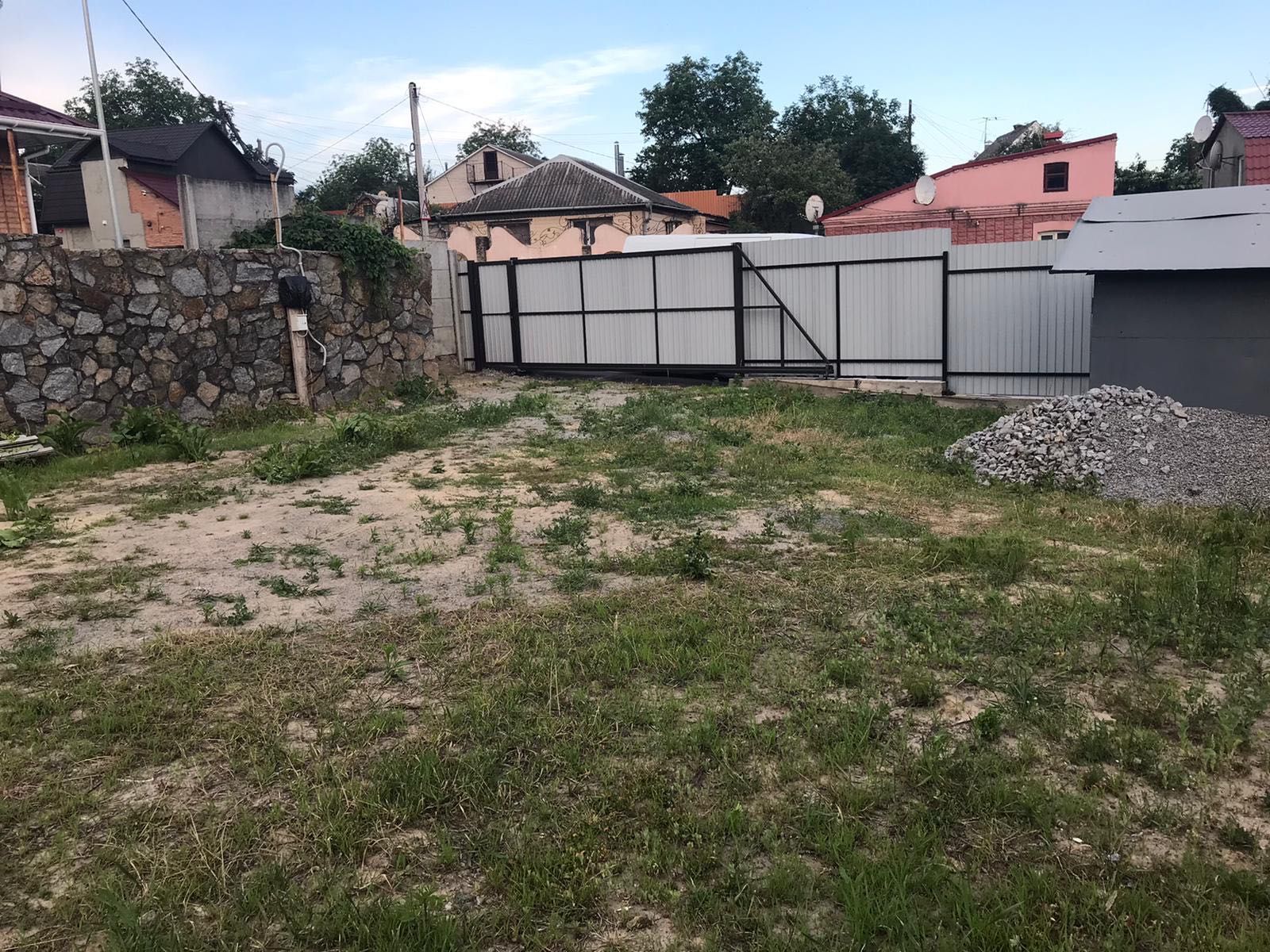 Здам в оренду земельну ділянку 320 м. кв. з залізним гаражем