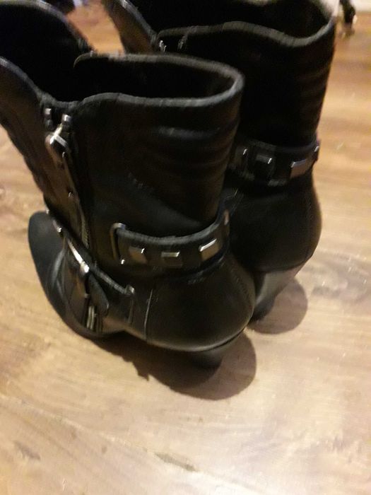 stylowe botki z zapięciami