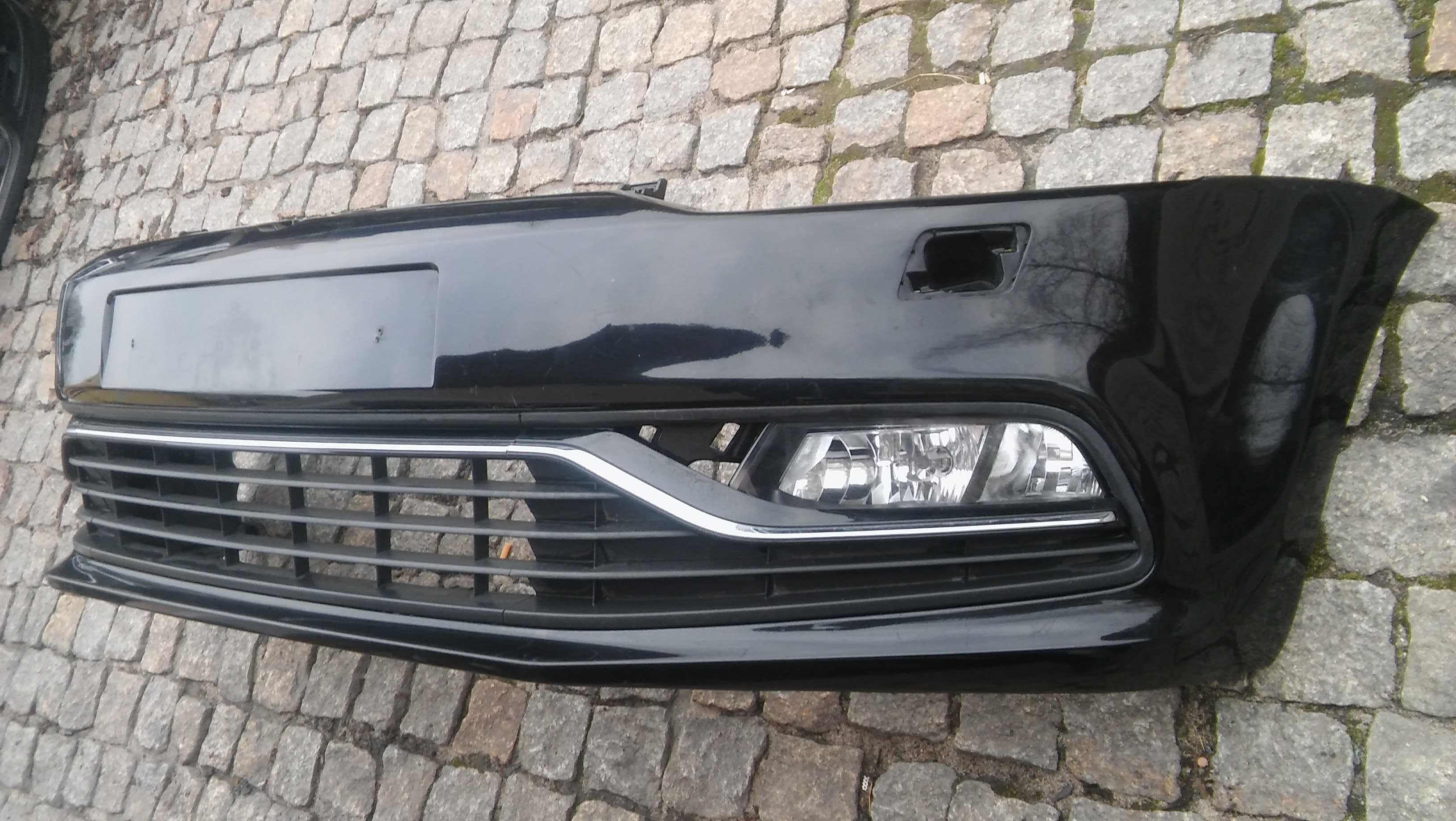 VW Polo 6C,od 14r,zderzak przód,chrom,połys,halogen,CZARNY=LC9X,sprysk