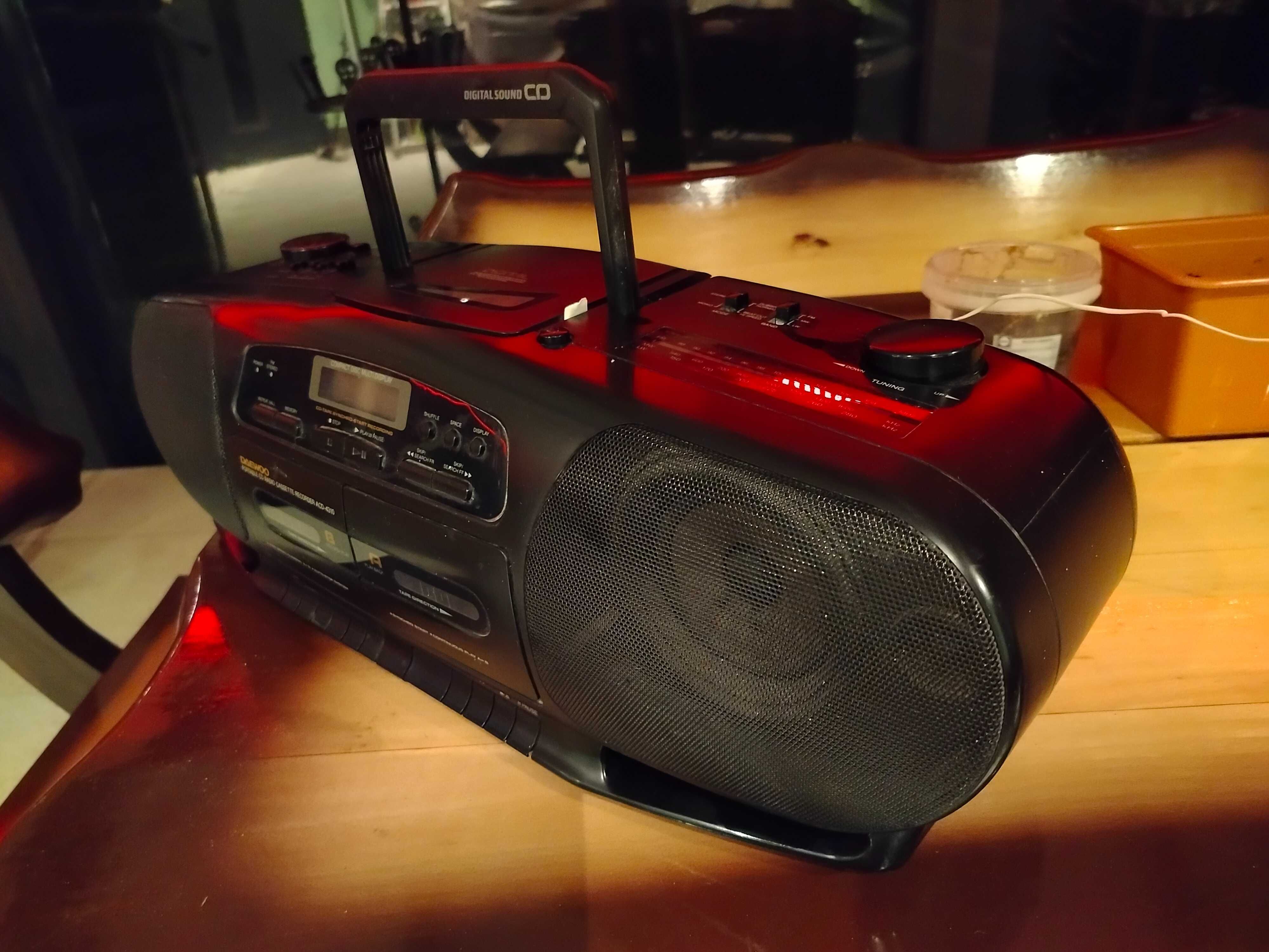 Daewoo. Głośno i dobrze odbiera radio FM. Pięknie czysto gra!