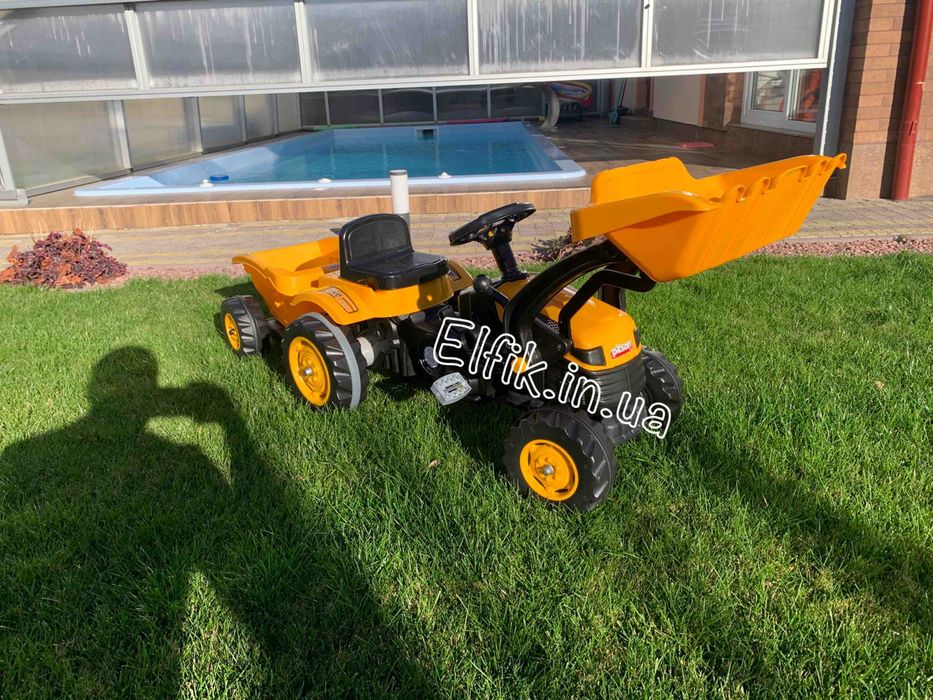 Трактор на педалях