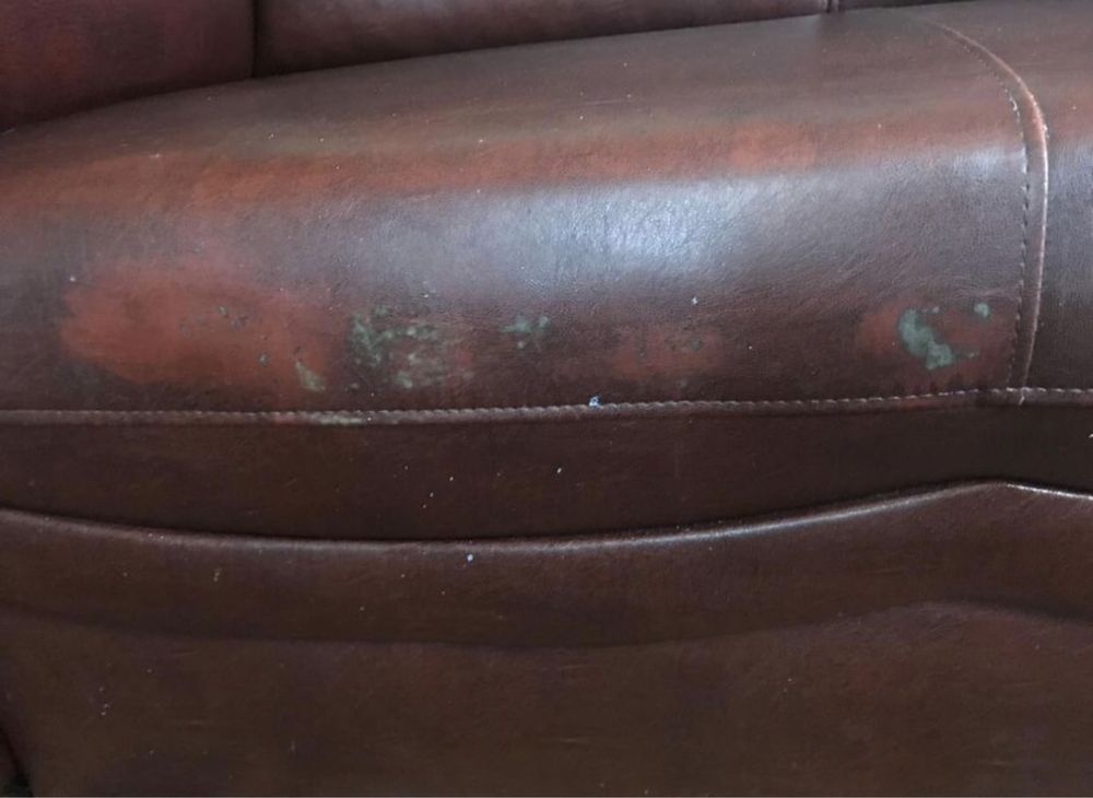 Rozkładana sofa ze skaji