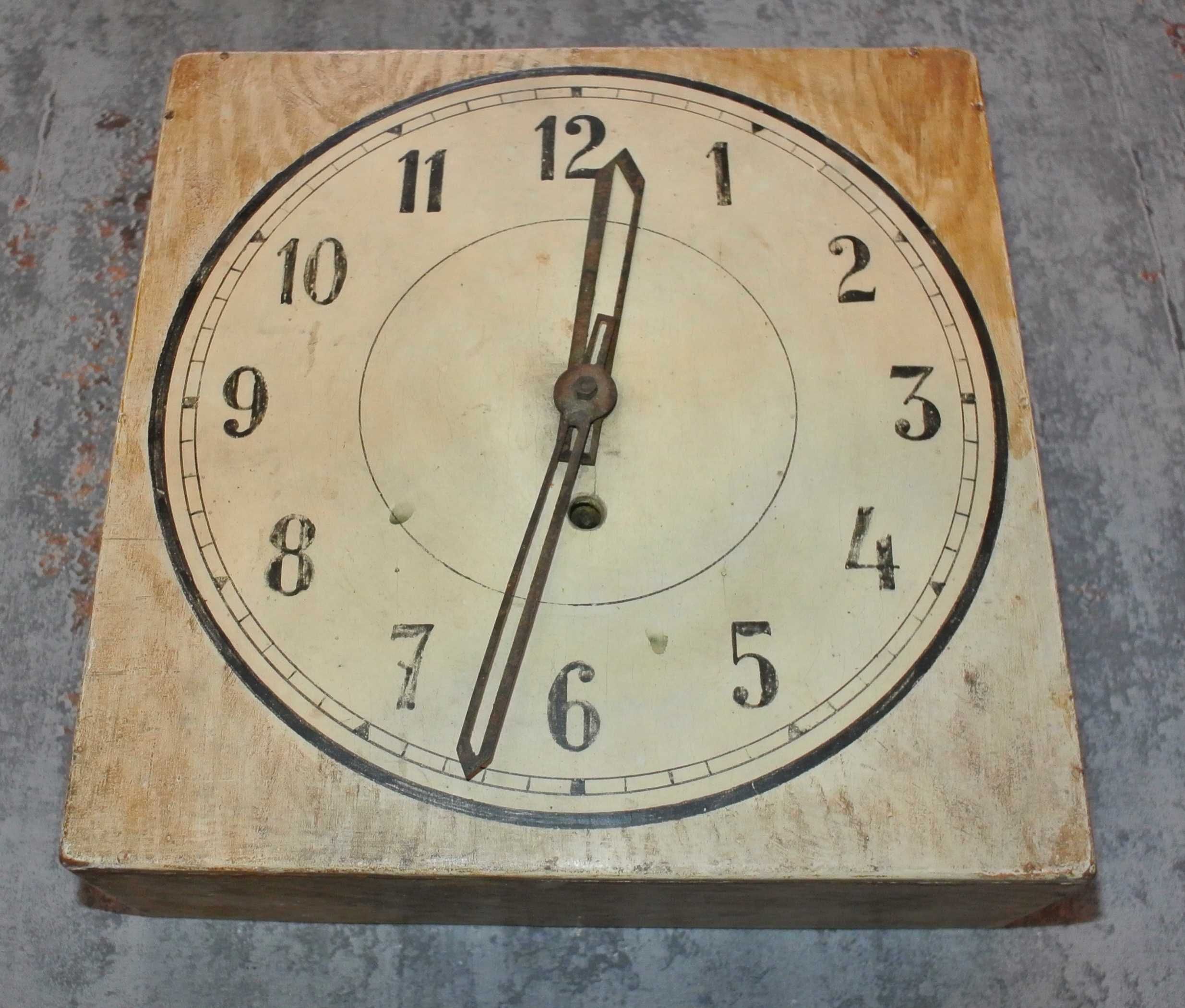 Stary zegar - pudło 22x22 cm