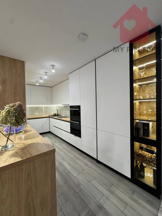 Сучасний будинок з сонячними панелями та гаражем у новому районі.