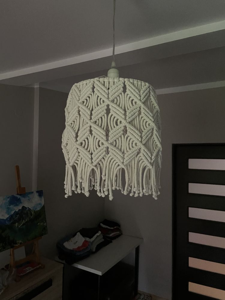 Lampa wisząca żyrandol wykonana ze sznurka techniką makramy