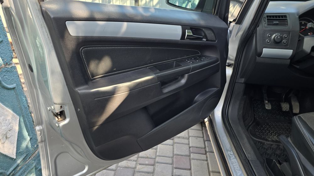 Opel Zafira B 1.9 CDTI Економна та простора сімейна

2

Машина