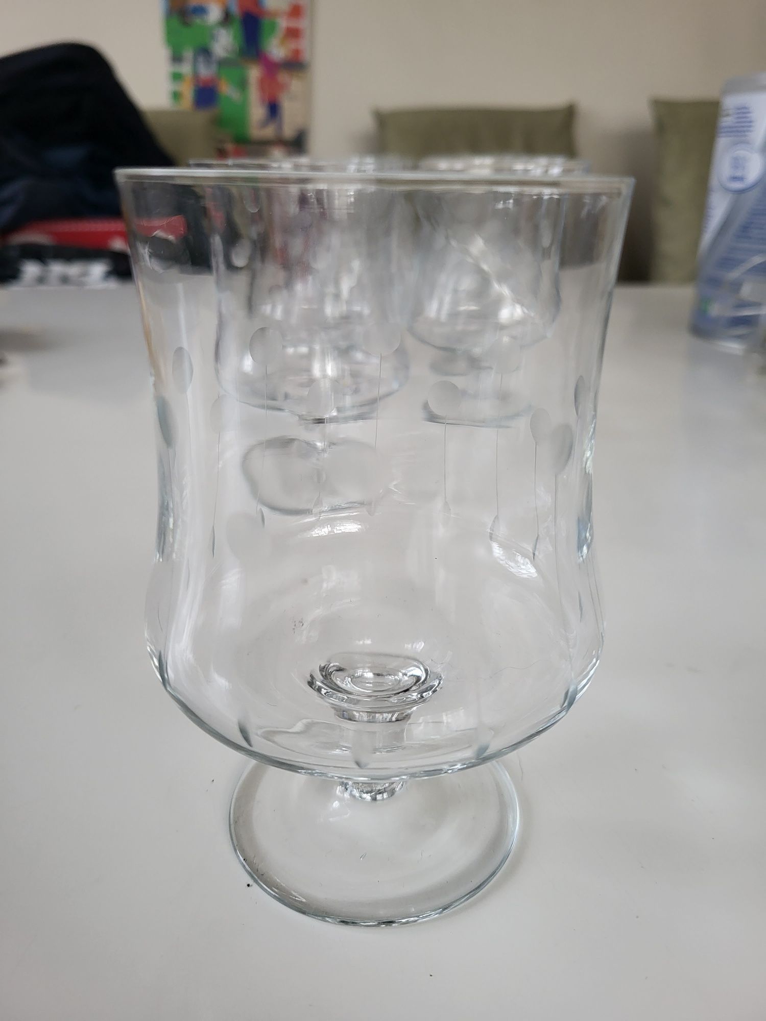 Stare szklane kieliszki ze zdobieniem.
