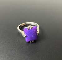 Śliczny pierścionek z fioletowym oczkiem