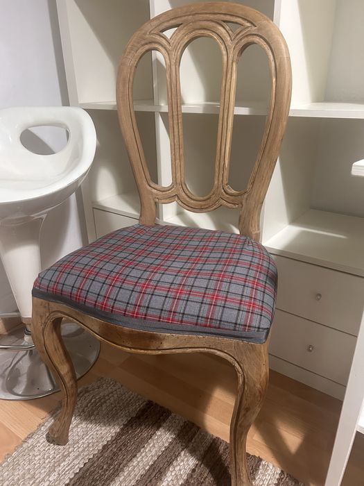 Cadeira de madeira restaurada
