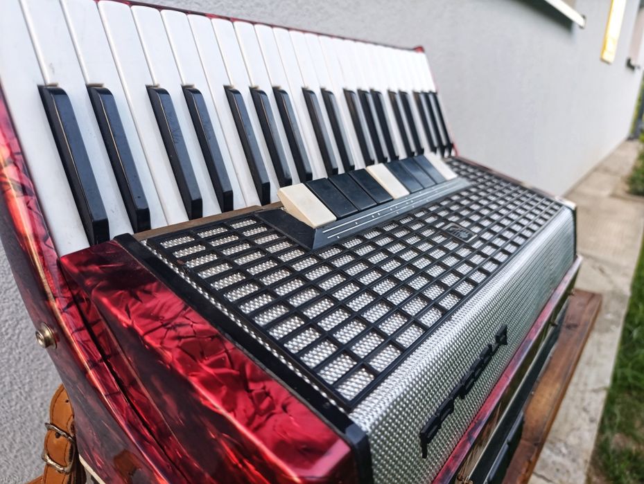 Akordeon 120 basów 4 chóry