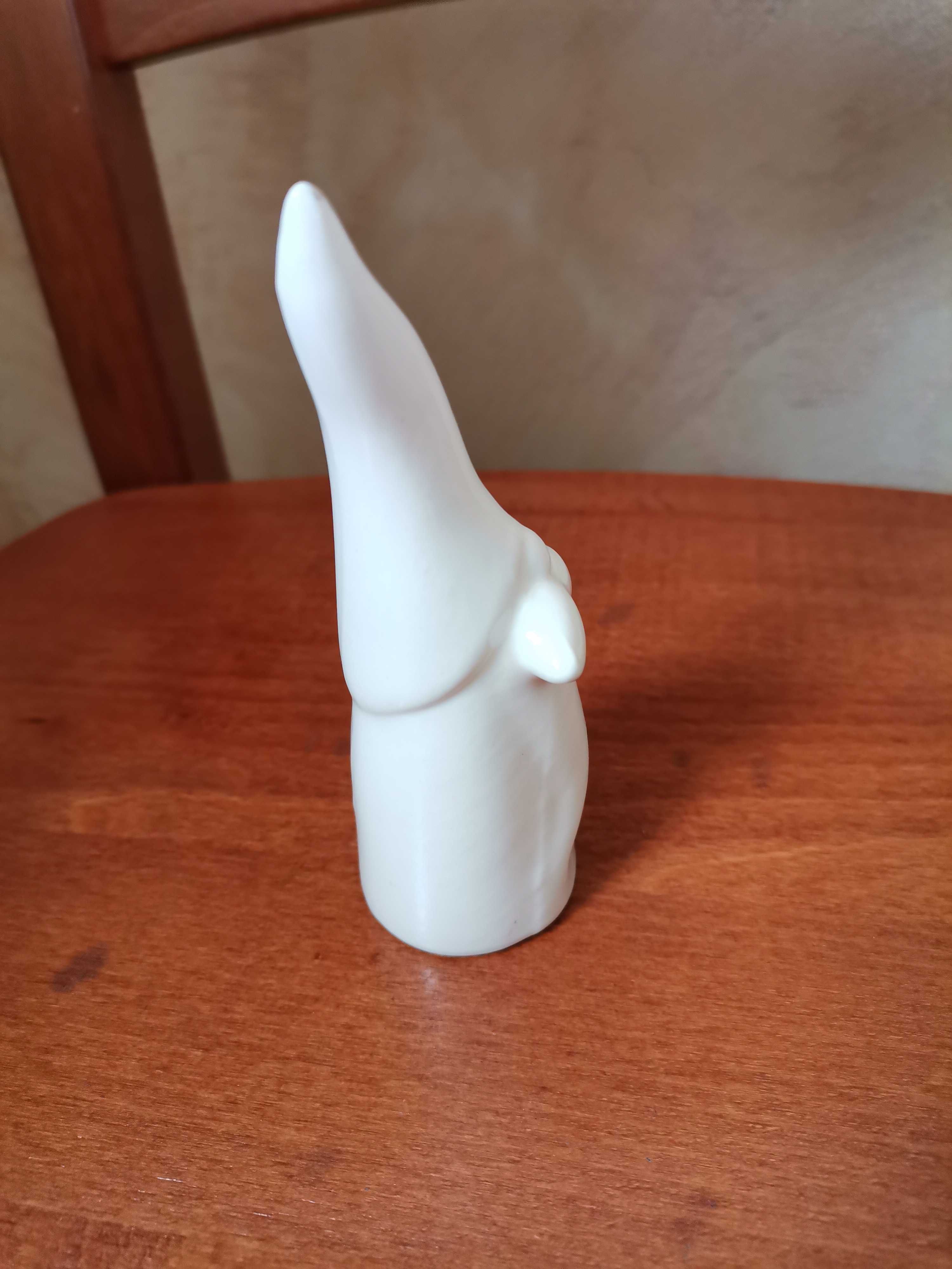 Biała ceramiczna figurka skrzata