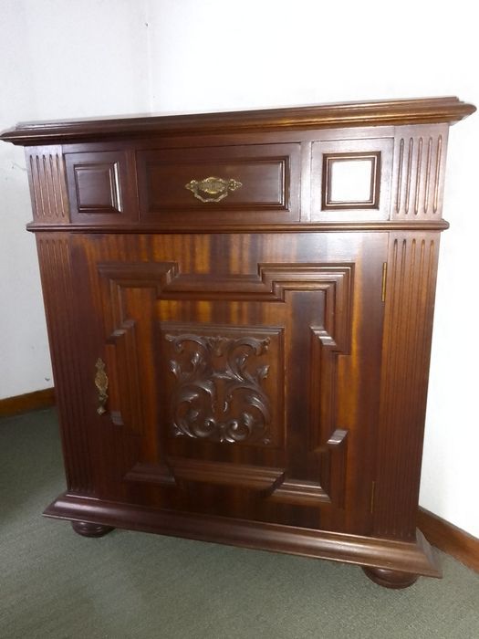 Móvel de canto em madeira