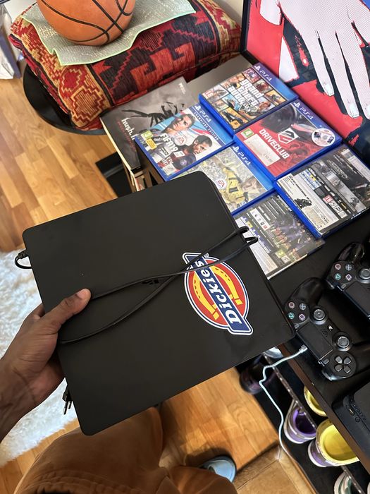 Playstation 4 slim