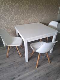 4krzesla i stół w kolorze bialym