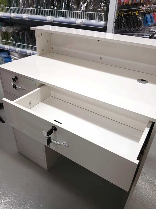 Balcão de Atendimento Novo e Profissional com Chaves e Luz