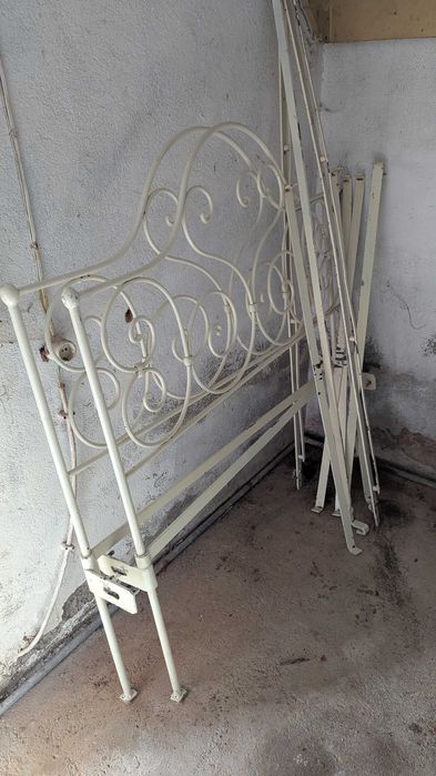 Cama de ferro antigo
