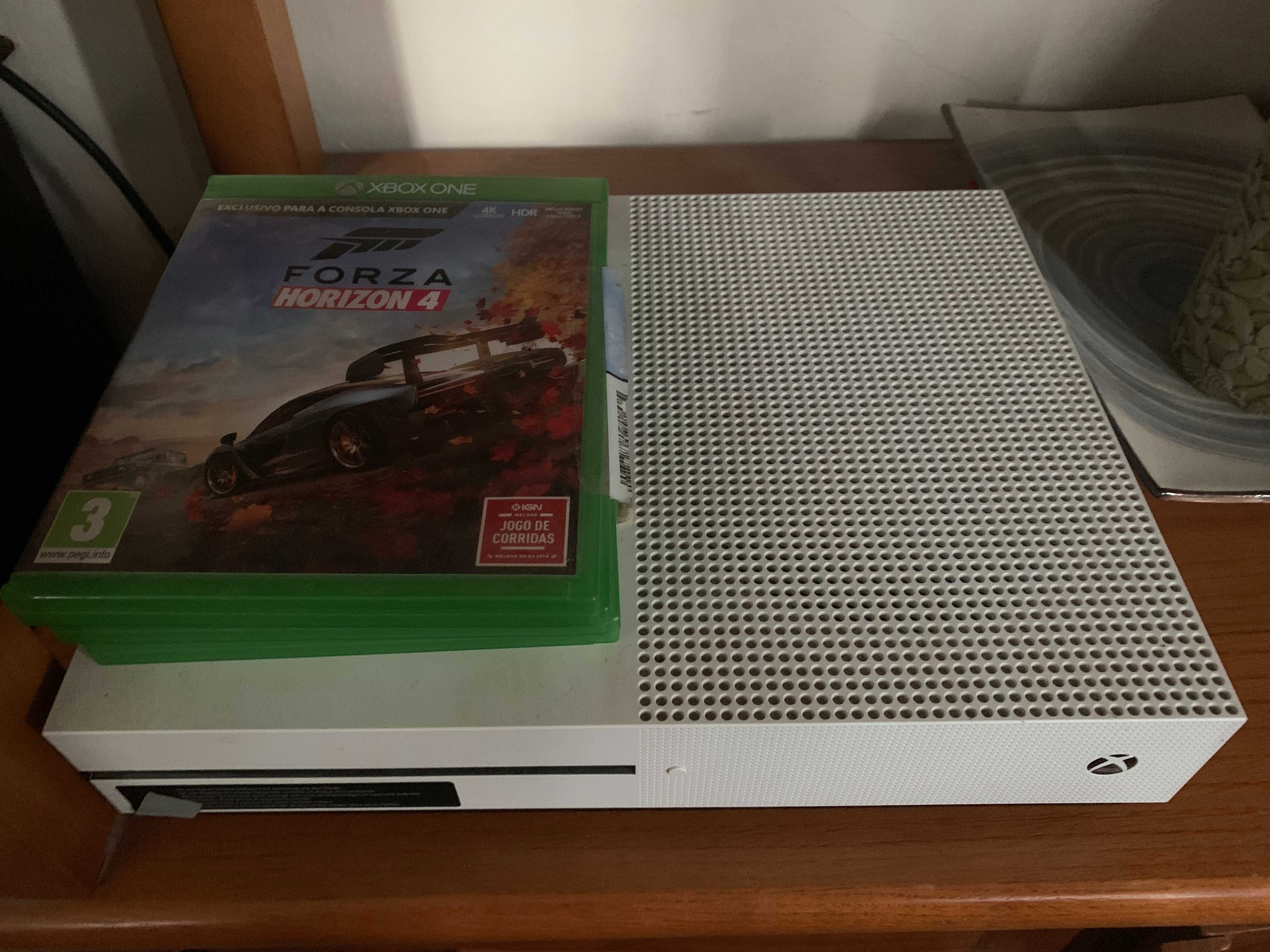 XBox One S 500GB com um comando e vários jogos