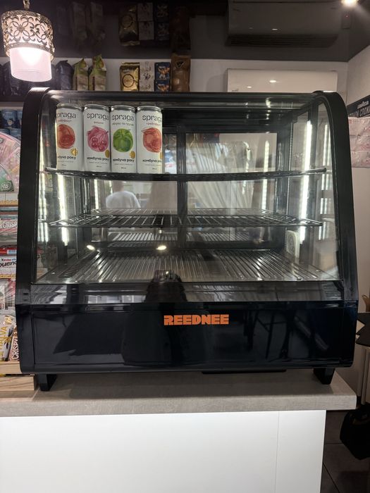 Кондитерська вітрина