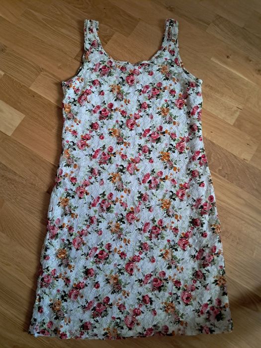 Sukienka koronkowa w kwiatki