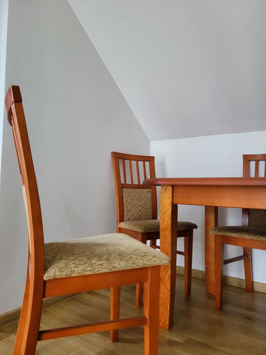 Stół z sześcioma krzesłami