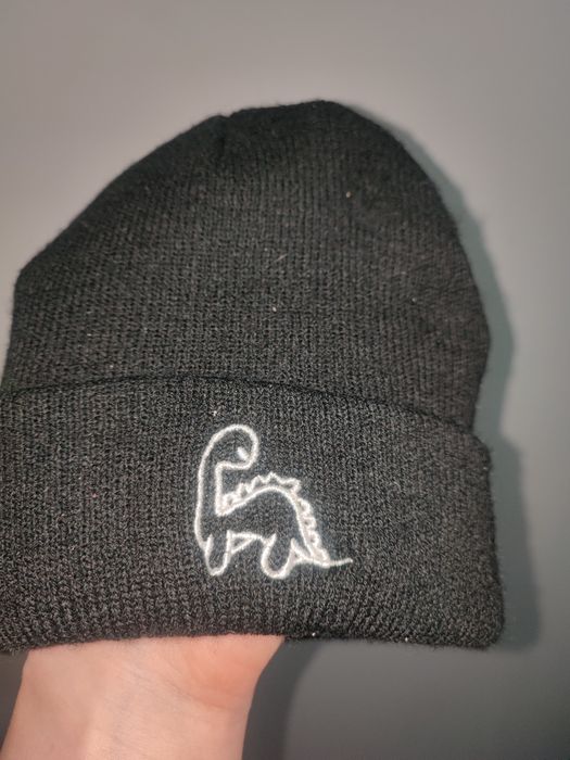 Czarna czapka z dinozaurem 104/110