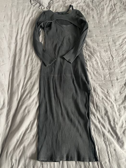 Szaro czarna długa dopasowana sukienka prążkowana