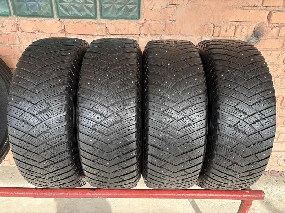 Комплект Зимових шин 245/70R16 Good Year
