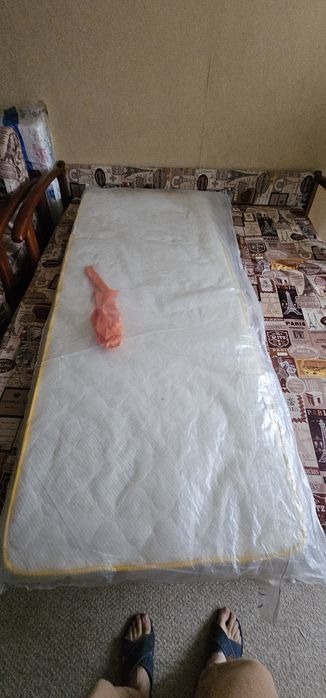 Продам матрас на диван(топер)