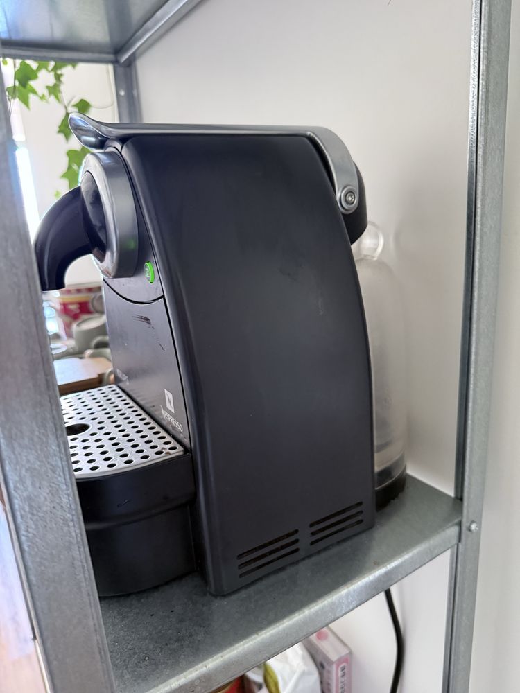 Máquina de café Krups Nespresso preta