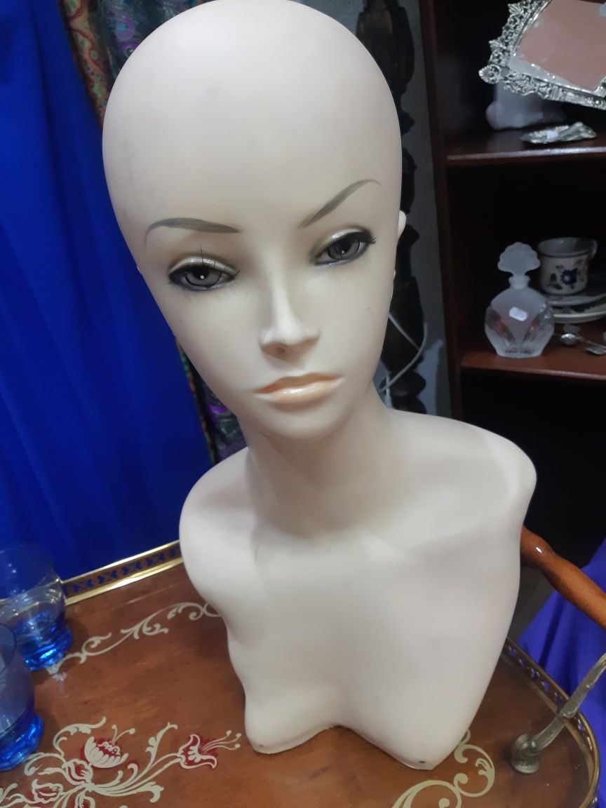 Busto em gesso, ideal para colocar lenços, chapéus e perucas.