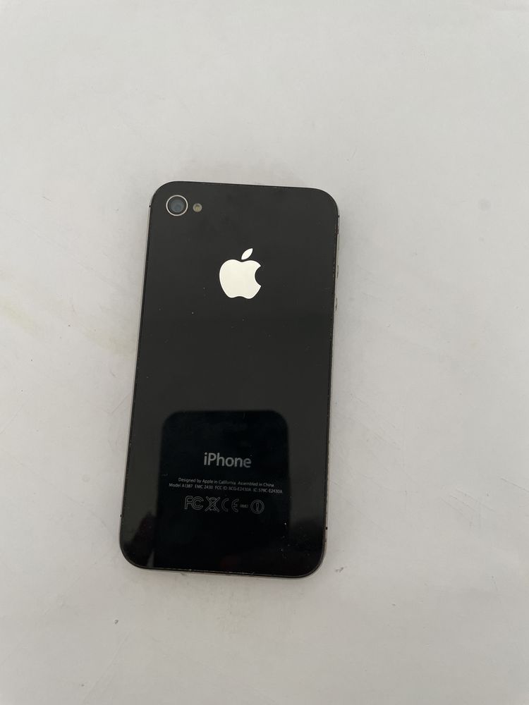Iphone 4S com capa e auscultadores incluidos