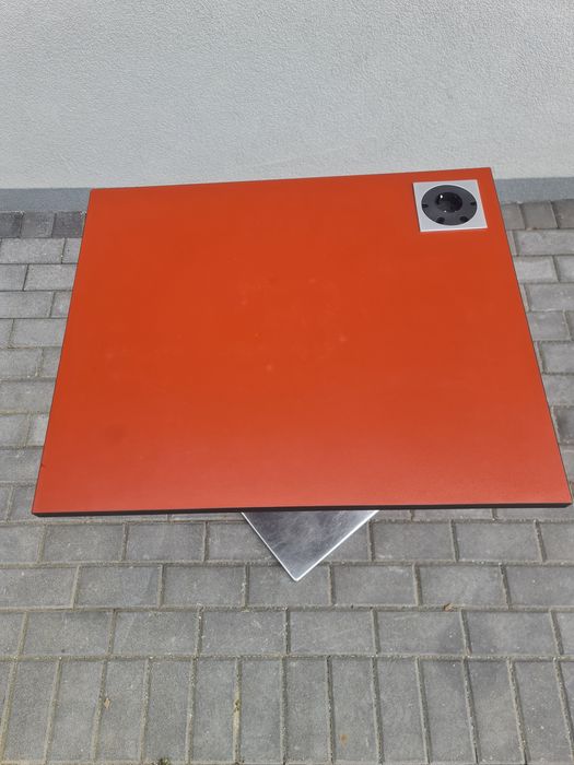 Stolik biurowy z gniazdkiem  230V blat czerwony noga  chrom 60cmx 50cm