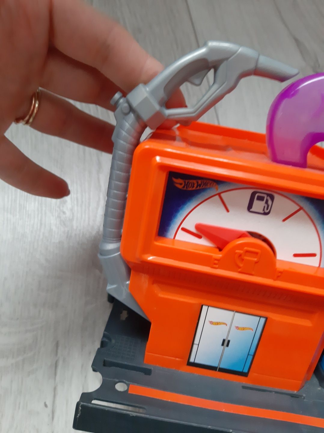Hot wheels City mały zestaw stacja paliw