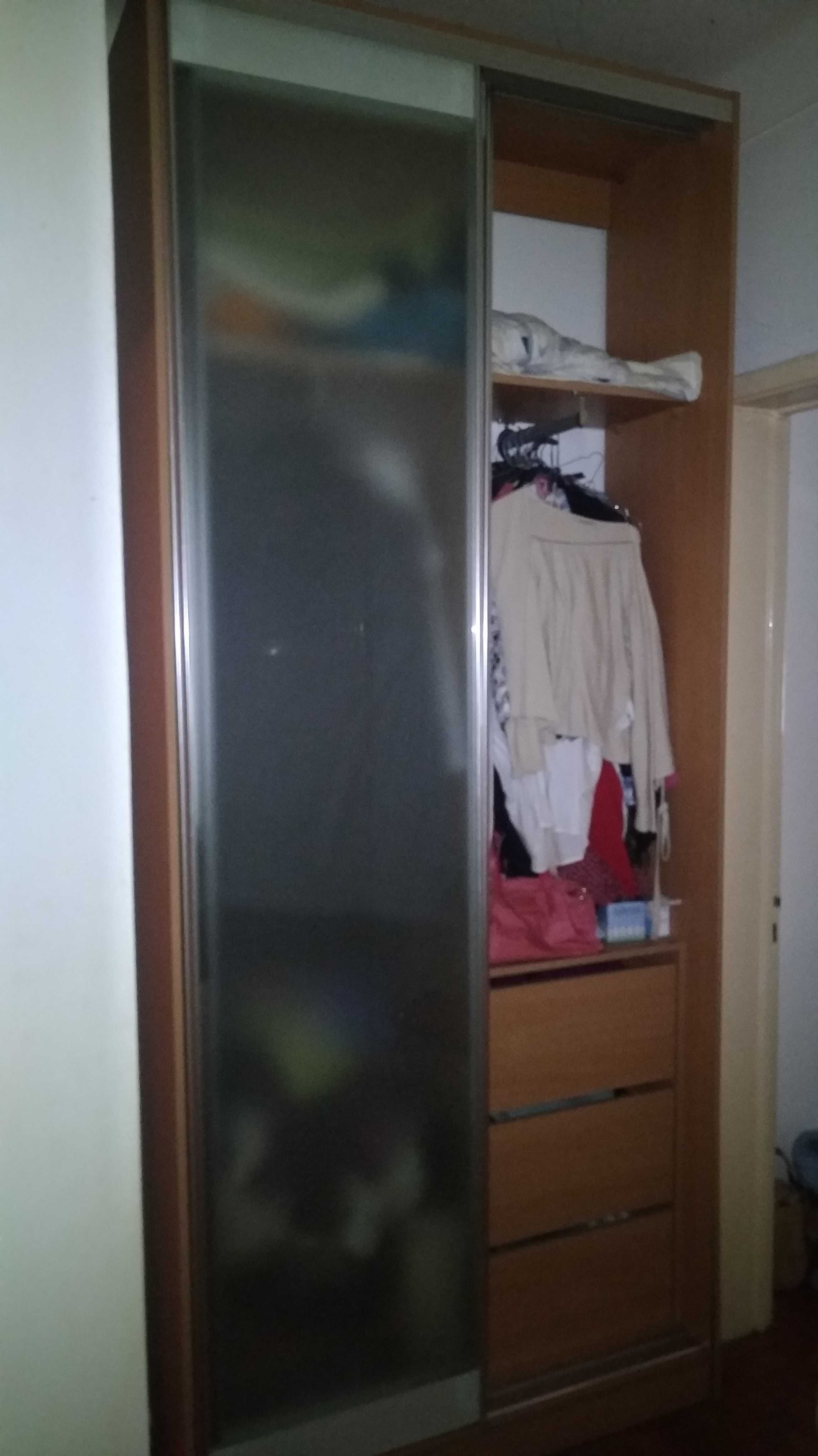 Roupeiro de 2 portas de correr em vidro e alumínio. ULTIMOS 2 DIAS.