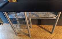 Mesa preta cozinha com arrumação